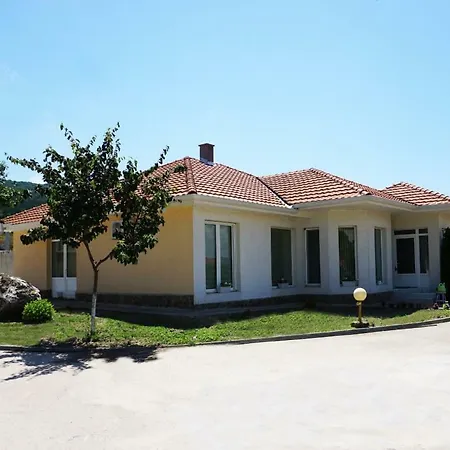 Geranium Holliday فيلة *